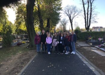 Sprzątanie opuszczonych grobów – inicjatywa samorządu szkolnego